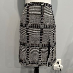 Worth Black/White wool tweed skirt w/navy/brown; zipper front kick; like new!